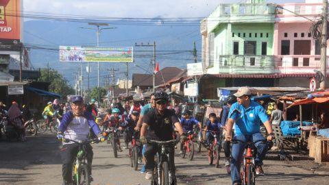 Plt. Bupati Padang Lawas Bersama Masyarakat Lakukan Olahraga Bersepeda